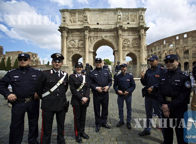 တရုတ်နှင့် အီတလီ ရဲအရာရှိများအား မေလ ၂ ရက်က တွေ့ရစဉ် (ဆင်ဟွာ)