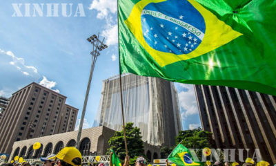 ဘရာဇီးနိုင်ငံတွင် စီးပွားရေး ကျဆင်းနေသဖြင့် သမ္မတ Dilma Rousseff အား ပြည်သူများ ဆန္ဒပြနေစဉ် (ဆင်ဟွာ)
