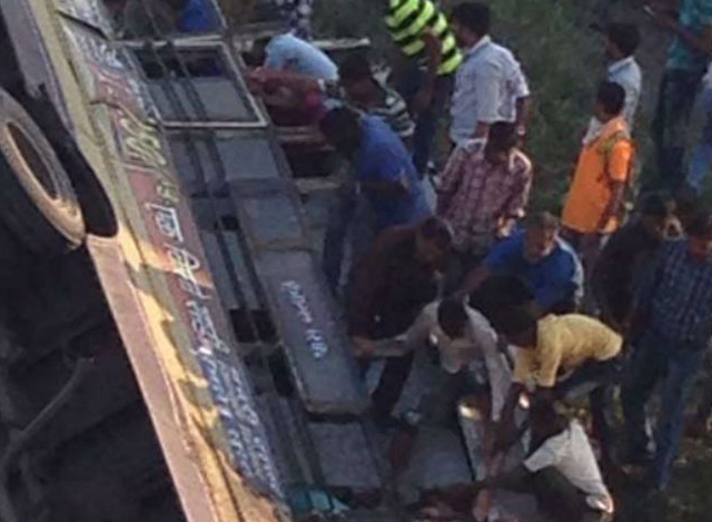 အိန္ဒိယနိုင်ငံ အလယ်ပိုင်းတွင် တံတားပေါ်မှ ပြုတ်ကျခဲ့သည့် ဘတ်စ်ကားအား တွေ့ရစဉ် (ဓာတ်ပုံ-အင်တာနက်)