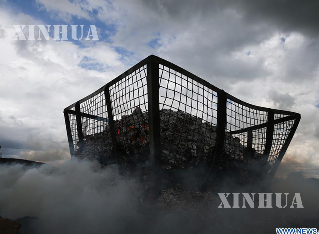 ကင်ညာနိုင်ငံတွင် ဖမ်းဆီးရမိသော ဆင်စွယ်များအား မီးရှို့ဖျက်ဆီး နေစဉ် (ဆင်ဟွာ)