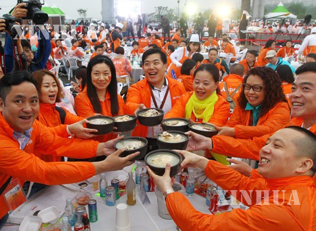 ဆိုးလ်မြို့Banpop ပန်းခြံထဲတွင် တရုတ်ခရီးသွားများ ဆန်ဂျီတန်ကြက်စွပ်ပြုတ်ဖြင့် ညစာစားပွဲ ဆင်နွှဲနေစဉ် (ဆင်ဟွာ)