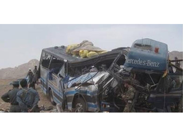 Kabul-Kandahar အမြန်လမ်းတွင် ၂၀၁၅ခုနှစ်က ဖြစ်ပွားခဲ့သည့် ယာဉ်တိုက်မှု တစ်ခုအား တွေ့ရစဉ် (ဓါတ်ပုံ-အင်တာနက်)