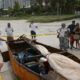 ကျူးဘား ရွှေ့ပြောင်း နေထိုင်သူများ လိုက်ပါလာသည့် လှေတစ်စင်းအား မနားမား အာဏာပိုင်များ စစ်ဆေးနေစဉ် (ဓာတ်ပုံ-အင်တာနက်)