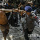 အင်ဒိုနီးရှားနိုင်ငံ ဆူမာတြားကျွန်း မြောက်ပိုင်း၌ ၂ဝ၁၆ ခုနှစ် မေလ က ရေကြီးမှုဖြစ်ပွားရာတွင် ကယ်ဆယ်ရေးအဖွဲ့အားတွေ့ရစဉ် (ဆင်ဟွာ)