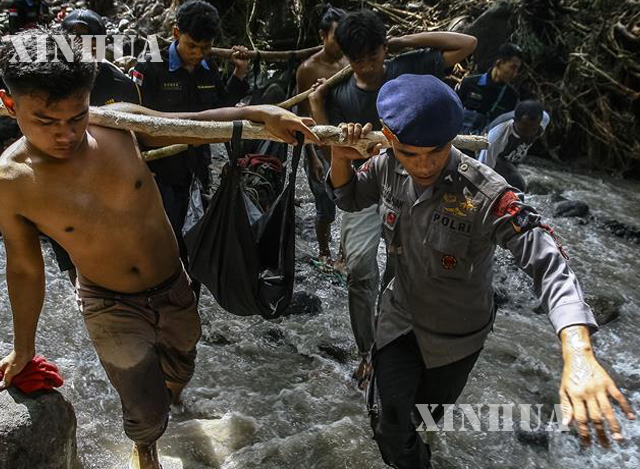 အင်ဒိုနီးရှားနိုင်ငံ ဆူမာတြားကျွန်း မြောက်ပိုင်း၌ ၂ဝ၁၆ ခုနှစ် မေလ က ရေကြီးမှုဖြစ်ပွားရာတွင် ကယ်ဆယ်ရေးအဖွဲ့အားတွေ့ရစဉ် (ဆင်ဟွာ)