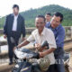 ဦးထုတ်မဆောင်းဘဲ ဆိုင်ကယ်စီးလာသည့် ကမ္ဘောဒီးယား ဝန်ကြီးချုပ်ကို ယာဉ်ထိန်းရဲများ စစ်ဆေးနေစဉ် (ဆင်ဟွာ)