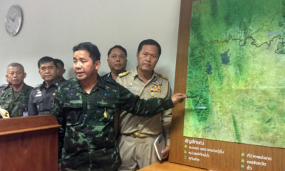 ရဟတ်ယာဉ် ပျက်ကျသွားသည့် နေရာအား ထိုင်းလေတပ်မှ တာဝန်ရှိသူများက မြေပုံညွှန်းဖြင့် ရှင်းပြနေစဉ် (ဓာတ်ပုံ-အင်တာနက်)