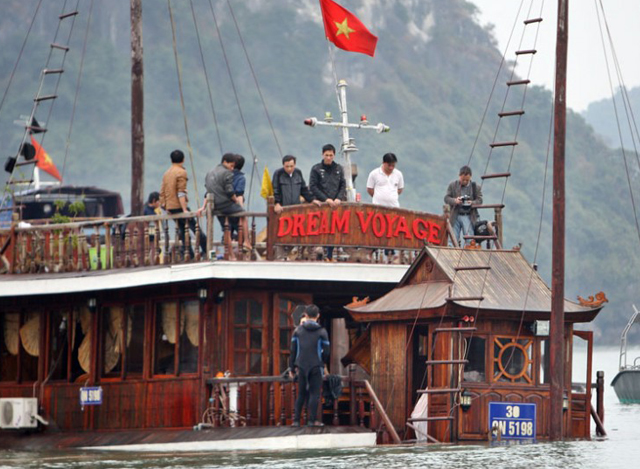 ဗီယက်နမ် နိုင်ငံတွင် ကမ္ဘာလှည့်ခရီးသွားလှေ တိမ်းမှောက်မှုတွင် အသက်ရှင်ကျန်ရစ်သူများကို ကယ်ဆယ်နေကြစဉ်(ဓာတ်ပုံ-အင်တာနက်)