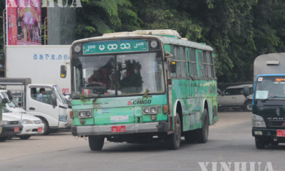ရန်ကုန်မြို့တွင်း ပြေးဆွဲလျက်ရှိသော ခရီးသည်တင်ကားတစ်စီးအား တွေ့ရစဉ် (ဆင်ဟွာ)