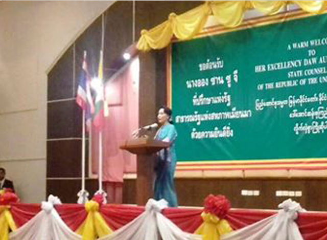 ထိုင်းရောက် မြန်မာရွှေ့ပြောင်း အလုပ်သမားများအား နိုင်ငံတော်အတိုင်ပင်ခံပုဂ္ဂိုလ် ဒေါ်အောင်ဆန်းစုကြည် မိန့်ခွန်းပြောကြားနေစဉ် (ဓာတ်ပုံ- Ministry of Foreign Affairs Myanmar)