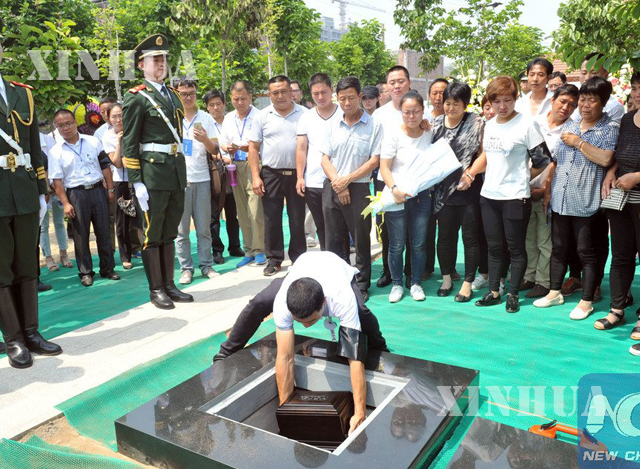 Shen Liangliang ၏ အရိုးပြာအား ဂူသွင်း မြှုပ်နှံနေစဉ် (ဆင်ဟွာ)