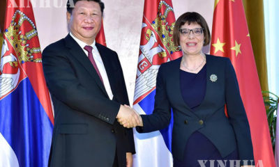 တရုတ်နိုင်ငံ သမ္မတ ရှီကျင့်ဖိန် နှင့် ဆားဘီးယားနိုင်ငံ ပါလီမန် ဥက္ကဋ္ဌ Maja Gojkovic တို့ လက်ဆွဲနှုတ်ဆက်နေစဉ် (ဆင်ဟွာ)