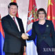 တရုတ်နိုင်ငံ သမ္မတ ရှီကျင့်ဖိန် နှင့် ဆားဘီးယားနိုင်ငံ ပါလီမန် ဥက္ကဋ္ဌ Maja Gojkovic တို့ လက်ဆွဲနှုတ်ဆက်နေစဉ် (ဆင်ဟွာ)