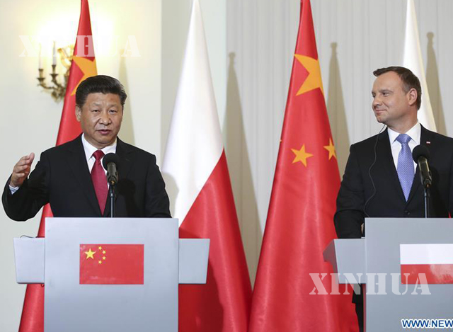 တရုတ်နိုင်ငံ သမ္မတ ရှီကျင့်ဖိန် နှင့် ပိုလန်နိုင်ငံ သမ္မတ Andrzej Duda တို့အား သတင်းစာ ရှင်းလင်းပွဲ တစ်ခု၌တွေ့ရစဉ် (ဆင်ဟွာ)