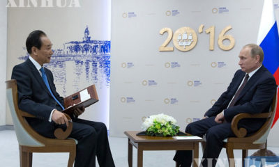 ရုရှား သမ္မတ ဗလာဒီမာ ပူတင် (ယာ)နှင့် ဆင်ဟွာသတင်းဌာန ဥက္ကဋ္ဌ ချိုက်မင်းကျိုတို့အား တွေ့ရစဉ် (ဆင်ဟွာ)
