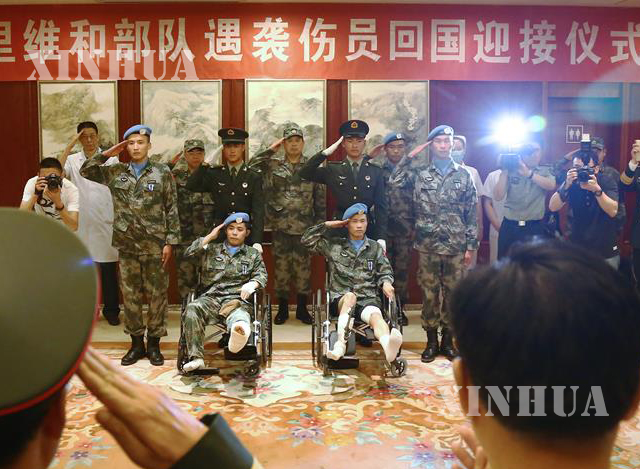 ပေကျင်းသို့ ပြန်လည်ရောက်ရှိလာသည့် တရုတ်နိုင်ငံသား ငြိမ်းချမ်းရေး တပ်ဖွဲ့ဝင်များအား တွေ့ရစဉ် (ဆင်ဟွာ)