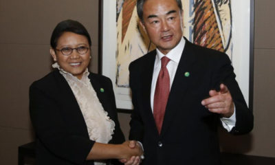 တရုတ် နိုင်ငံခြားရေးဝန်ကြီး ဝမ်ရိ (ယာ) နှင့် အင်ဒိုနီးရှား နိုင်ငံခြားရေးဝန်ကြီး ရတ်နို မာဆူဒီတို့အား တွေ့ရစဉ် (ဓာတ်ပုံ- အင်တာနက်)
