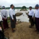 ရေကြီးမှုဖြစ်စဉ်အား တာဝန်ရှိသူများ လိုက်လံကြည့်ရှုစဉ် (ဓာတ်ပုံ-M.O.I)