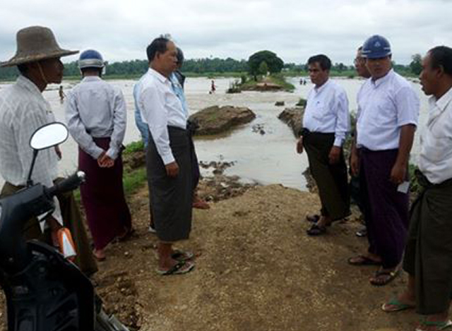 ရေကြီးမှုဖြစ်စဉ်အား တာဝန်ရှိသူများ လိုက်လံကြည့်ရှုစဉ် (ဓာတ်ပုံ-M.O.I)
