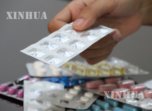 ဈေးကွက်အတွင်း တရားဝင် ရောင်းချလျက်ရှိသော ဆေးဝါးများကို တွေ့ရစဉ် (ဆင်ဟွာ)