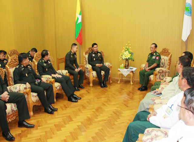 နယ်စပ်ရေးရာဝန်ကြီးဌာန၊ ပြည်ထောင်စု ဝန်ကြီး ဒုတိယဗိုလ်ချုပ်ကြီး ရဲအောင် နှင့် ထိုင်းနိုင်ငံ၊ တော်ဝင် တပ်မတော်မှ အိမ်နီးချင်းနိုင်ငံများ ပူးပေါင်း ဆောင်ရွက်ရေး စင်တာ ညွှန်ကြားရေးမှူး General Singhasak Uthaimongkol ဦးဆောင်သော ကိုယ်စားလှယ် အဖွဲ့တို့ဆွေးနွေးနေစဉ် (ဓာတ်ပုံ- Ministry of Border Affairs)
