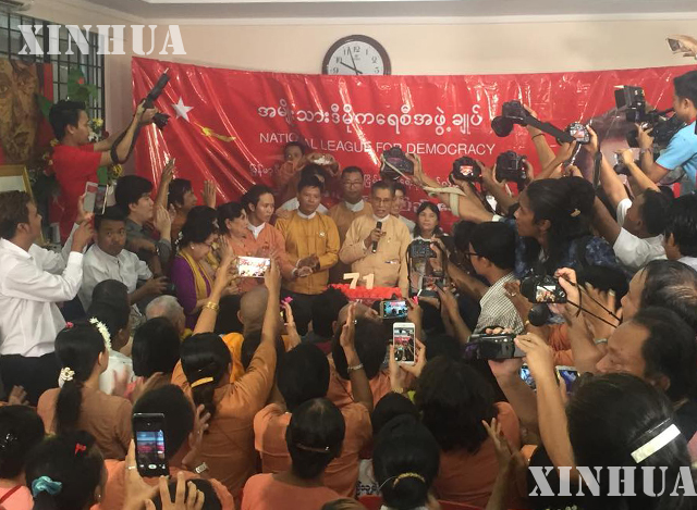ယနေ့ ရန်ကုန်မြို့ရှိ အမျိုးသားဒီမိုကရေစီ အဖွဲ့ချုပ်တွင် ဒေါ်အောင်ဆန်းစုကြည် မွေးနေ့ပွဲကျင်းပနေစဉ် (ဆင်ဟွာ)