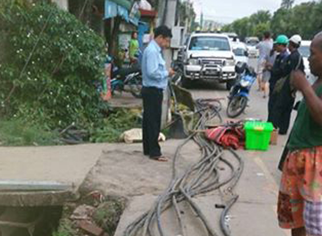 တောင်ဥက္ကလာပမြို့နယ်တွင် Transformer နှင့် Cable များအား အစားထိုး လဲလှယ်ခြင်း လုပ်ငန်းများ ဆောင်ရွက်နေစဉ် (ဓာတ်ပုံ-YESC Call Center)