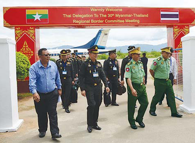 အကြိမ် (၃ဝ) မြောက် မြန်မာ-ထိုင်း ဒေသဆိုင်ရာ နယ်ခြားကော်မတီ အစည်းအဝေးသို့ တက်ရောက်ရန် အတွက် ထိုင်းနိုင်ငံမှ ကိုယ်စားလှယ် အဖွဲ့ရောက်ရှိလာမှုအား တွေ့ရစဉ် (ဓာတ်ပုံ-မြဝတီ)