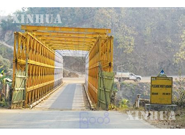 အိန္ဒိယ-မြန်မာ-ထိုင်း သုံးနိုင်ငံ ချိတ်ဆက်ထားသော အဝေးပြေးလမ်းမကြီး အတွင်းရှိ ပြုပြင်ရမည့် တံတားတစ်စင်းအား တွေ့ရစဉ် (ဓာတ်ပုံ- မြဝတီ)