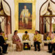 နိုင်ငံတော်၏ အတိုင်ပင်ခံ ပုဂ္ဂိုလ် ဒေါ်အောင်ဆန်းစုကြည် နှင့် ထိုင်းနိုင်ငံ ဝန်ကြီးချုပ် ဗိုလ်ချုပ်ကြီး (ငြိမ်း) ပရာယုဒ်ချန် အိုချာတို့တွေ့ဆုံစဉ် (ဓာတ်ပုံ-MOI)