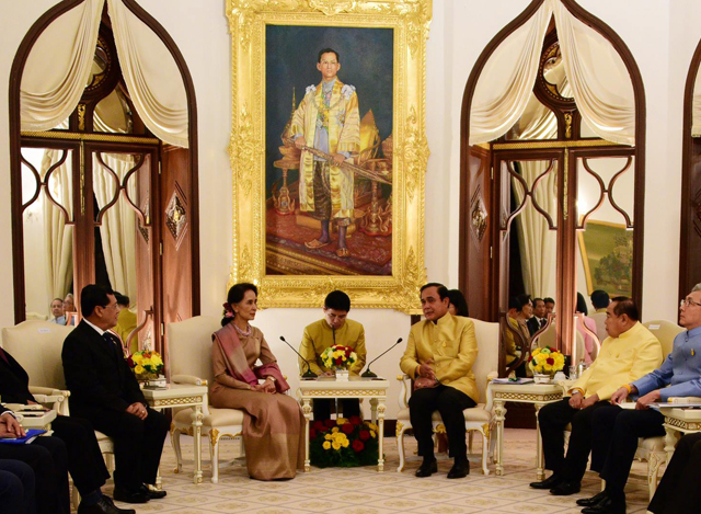 နိုင်ငံတော်၏ အတိုင်ပင်ခံ ပုဂ္ဂိုလ် ဒေါ်အောင်ဆန်းစုကြည် နှင့် ထိုင်းနိုင်ငံ ဝန်ကြီးချုပ် ဗိုလ်ချုပ်ကြီး (ငြိမ်း) ပရာယုဒ်ချန် အိုချာတို့တွေ့ဆုံစဉ် (ဓာတ်ပုံ-MOI)