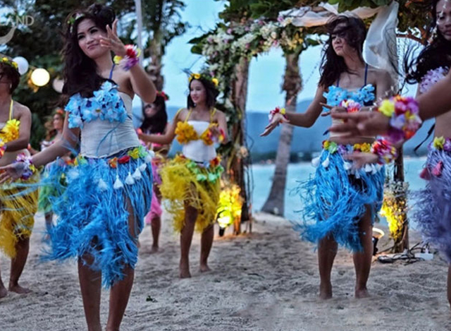 ပျားရည်ဆန်း အဖြူရောင်အချစ်ကမ်းခြေ ပါတီပွဲတွင် ထိုင်းလှပျိုဖြူများက ဖျော်ဖြေတင်ဆက် ကပြသနေစဉ် (ဓာတ်ပုံ-အင်တာနက်)