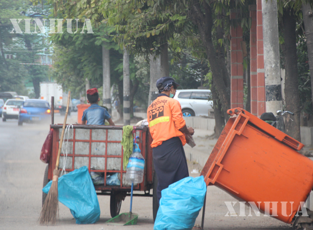 စည်ပင်မှ အမှိုက်များသိမ်းဆည်းနေစဉ် (ဆင်ဟွာ)