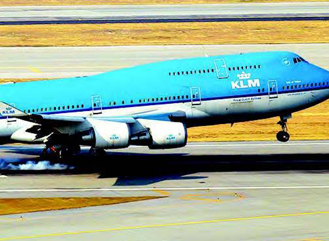 နယ်သာလန်မှ Royal Dutch KLM လေကြောင်းလိုင်းမှ လေယာဉ်တစ်စင်းအား တွေ့ရစဉ်(ဓာတ်ပုံ-MOI)