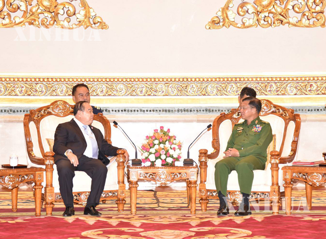 တပ်မတော် ကာကွယ်ရေးဦးစီးချုပ် ဗိုလ်ချုပ်မှူးကြီး မင်းအောင်လှိုင်နှင့် ထိုင်းနိုင်ငံ ဒုတိယ ဝန်ကြီးချုပ်နှင့် ကာကွယ်ရေး ဝန်ကြီး General Prawit Wongsuwon တို့ တွေ့ဆုံစဉ် (ဓာတ်ပုံ- Senior General Min Aung Hlaing)
