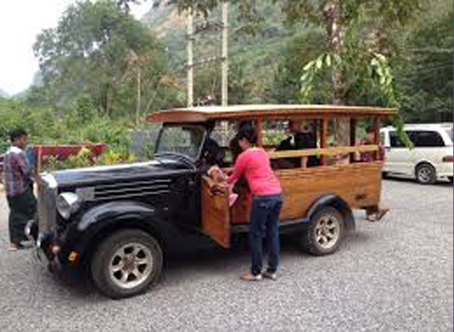 ဘားအံတွင် ကမ္ဘာလှည့် ခရီးသွားဧည့်သည်များအား ဝန်ဆောင်မှုပေးနေသည့် ယာဉ်အား တွေ့ရစဉ် (ဓာတ်ပုံ-အင်တာနက်)