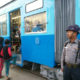 ရန်ကုန်မြို့တွင် ပြေးဆွဲလျက်ရှိသည့် မီးရထားအား တွေ့ရစဉ် (ဓာတ်ပုံ-အင်တာနက်)