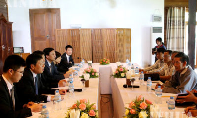 မြန်မာနိုင်ငံဆိုင်ရာ တရုတ်သံအမတ်ကြီးနှင့် ကချင်ပြည်နယ်ရှိ ရှမ်းလူမျိုးစု ခေါင်းဆောင်များနှင့် တွေ့ဆုံ ဆွေးနွေးနေစဉ်(ဆင်ဟွာ)