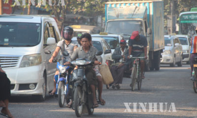 ရန်ကုန်မြို့တွင်း ဆိုင်ကယ်စီးနေသူများကို တွေ့ရစဉ် (ဆင်ဟွာ)