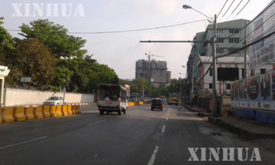 ရန်ကုန်မြို့ လမ်းမကြီးတစ်ခုတွင် ကွန်ကရစ်တုံးများ ချထားသည်ကို တွေ့ရစဉ် (ဆင်ဟွာ)