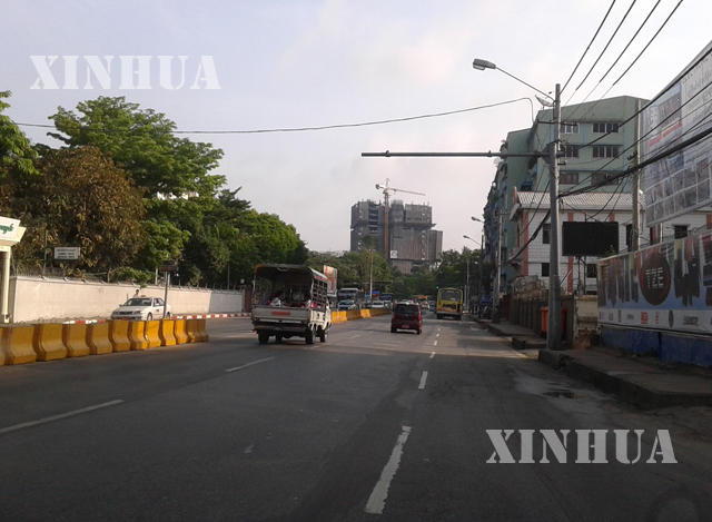 ရန်ကုန်မြို့ လမ်းမကြီးတစ်ခုတွင် ကွန်ကရစ်တုံးများ ချထားသည်ကို တွေ့ရစဉ် (ဆင်ဟွာ)
