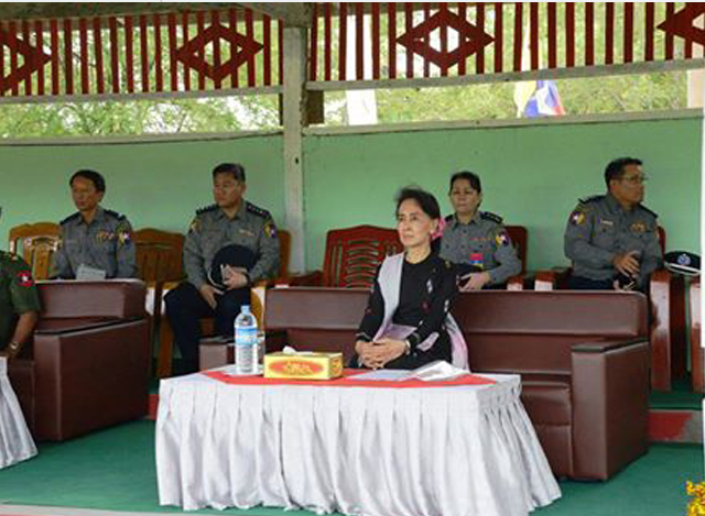 အမှတ် (၁) ရဲလေ့ကျင့်ရေး ကျောင်းတွင် သင်တန်းသူများ၏ လက်တွေ့အသုံးချ ဖမ်းဆီး ထိန်းသိမ်းနည်း သရုပ်ပြပွဲသို့ ဒေါ်အောင်ဆန်းစုကြည် တက်ရောက်စဉ် (ဓာတ်ပုံ- Myanmar State Counsellor Office)