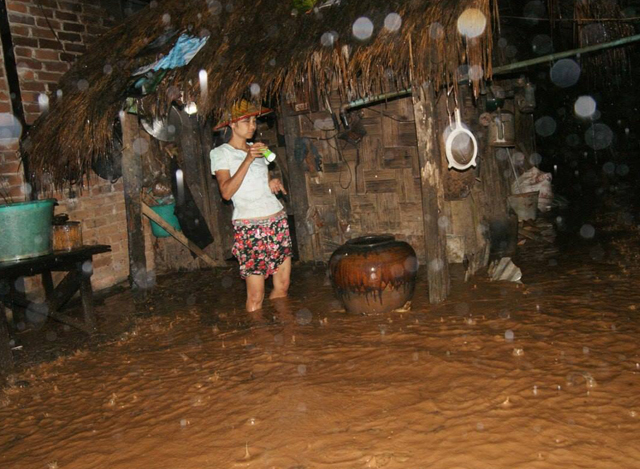 ဝန်းသိုမြို့နယ်အတွင်း မိုးသည်းထန်စွာ ရွာသွန်းမှုကြောင့် ရေကြီးရေလျှံမှု ဖြစ်ပွားနေခြင်းများအား တွေ့ရစဉ် (ဓာတ်ပုံ-MOI)