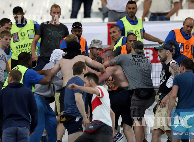 ယူရို ၂ဝ၁၆ ပြိုင်ပွဲတွင် အင်္ဂလန် နှင့် ရုရှား ဘောလုံးပရိသတ်များ ခိုက်ရန်ဖြစ်ပွား နေစဉ် (ဆင်ဟွာ)