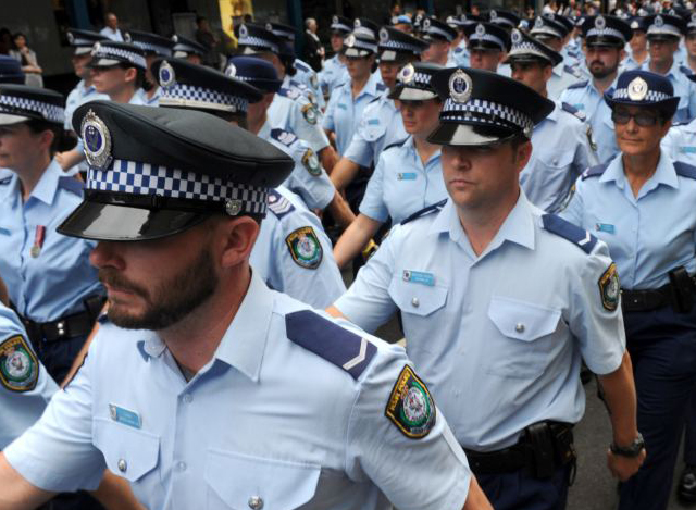 New South Wales (NSW) ပြည်နယ် ရဲတပ်ဖွဲ့ဝင်များအား တွေ့ရစဉ် (ဓာတ်ပုံ-အင်တာနက်)