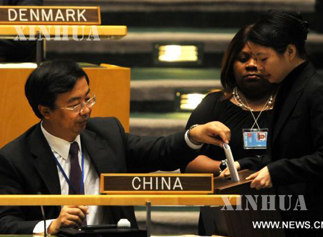 ECOSOC ရွေးချယ်ပွဲတွင် ကုလသမဂ္ဂ ဆိုင်ရာ တရုတ်အမြဲတမ်း အထူးကိုယ်စားလှယ် ဒုတိယအကြီးအကဲ Wang Min မဲပေးနေစဉ် (ဆင်ဟွာ)