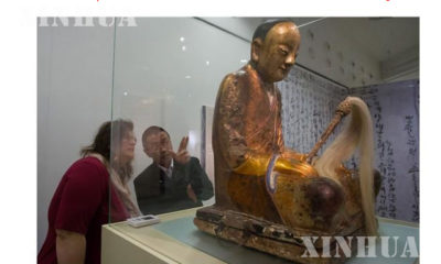 ဟန်ဂေရီနိုင်ငံ သဘာဝ သမိုင်းပြတိုက်တွင် ပြသထားသော နှစ်ပေါင်း တစ်ထောင်ကျော်ကြာ တရုတ်ဘုန်းတော်ကြီး ရွှေရည်စိမ် ရုပ်အလောင်းတော်အား တွေ့ရစဉ် (ဆင်ဟွာ)