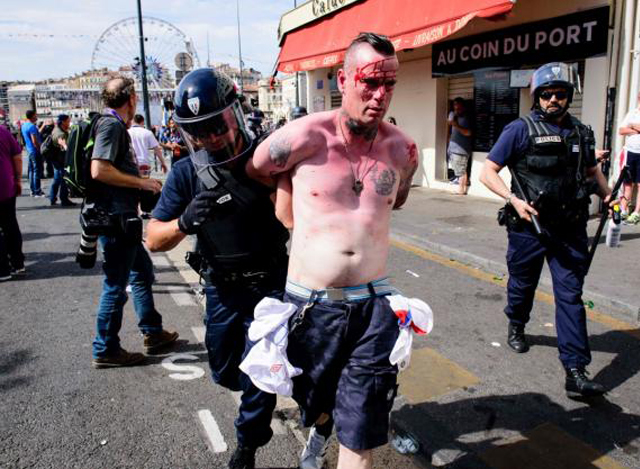 ဘောလုံးပွဲအတွင်း အကြမ်းဖက်သူ တစ်ဦးအား ရဲများက ဖမ်းဆီးလာစဉ် (ဓာတ်ပုံ- အင်တာနက်)