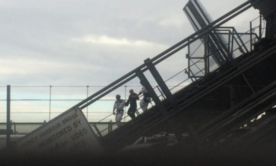 ဆစ်ဒနီတံတားပေါ် တွယ်တက်ခဲ့သူအား သြစတြေးလျ ရဲတပ်ဖွဲ့ဝင်များက ဖမ်းဆီး ထိန်းသိမ်းလာစဉ် (ဓာတ်ပုံ-အင်တာနက်)