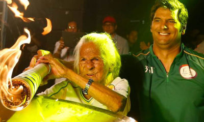 အသက်အကြီးဆုံးအိုလံပစ်မီးရှူးတိုင် သယ်ဆောင်သူ အဖွားအို Aida Gemanque အားတွေ့ရစဉ် (ဓာတ်ပုံ-အင်တာနက်)